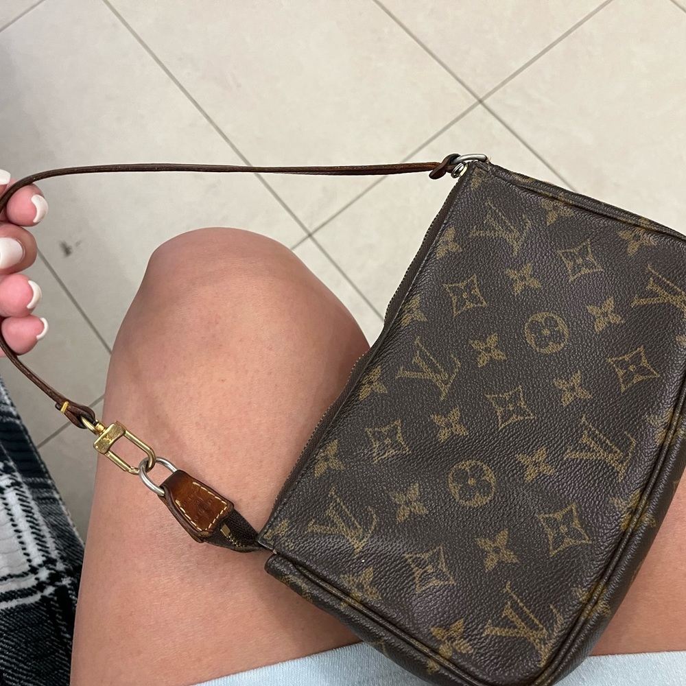 Louis Vuitton Pochette in Monogram material